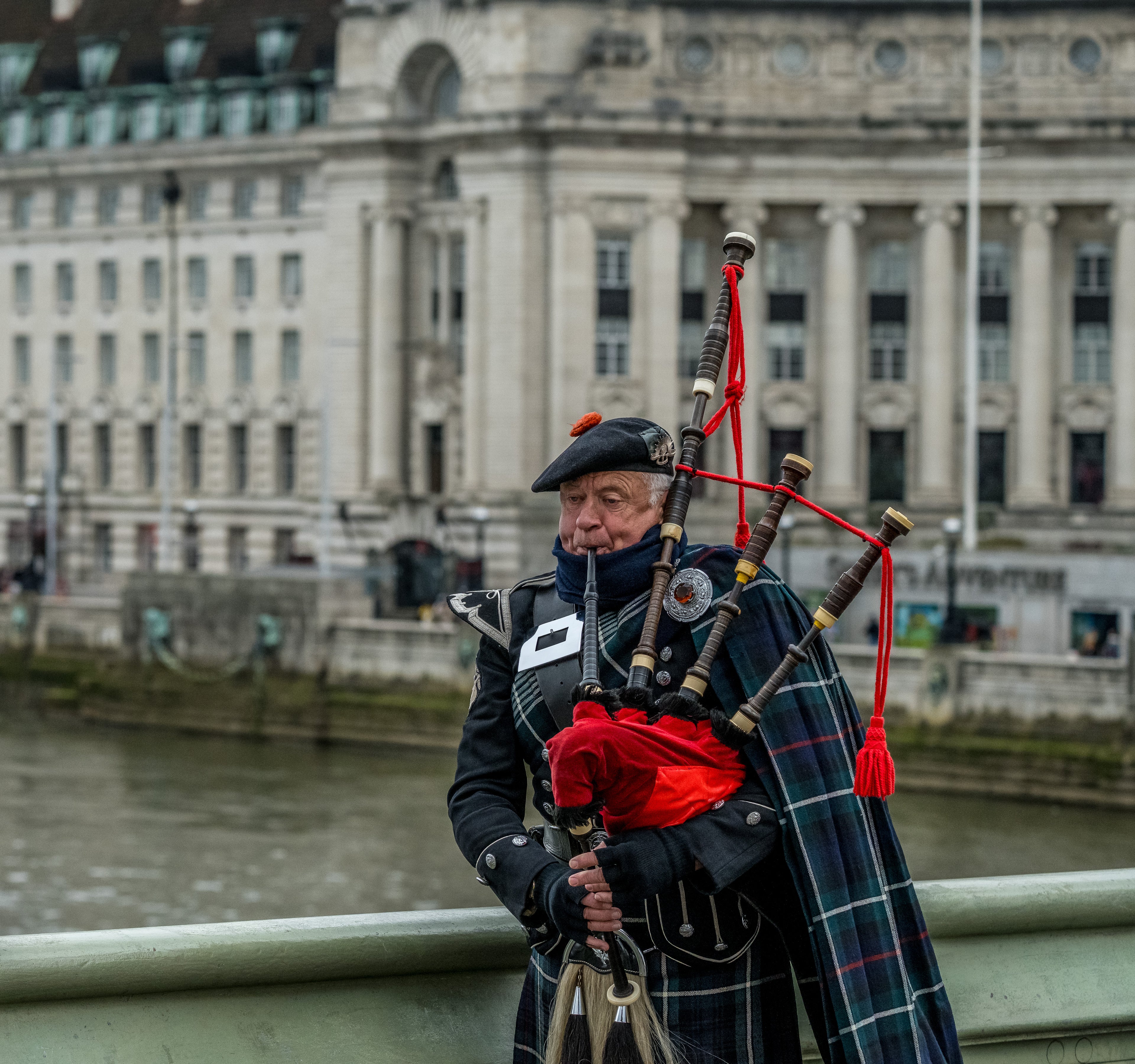london_bagpiper_city.jpg