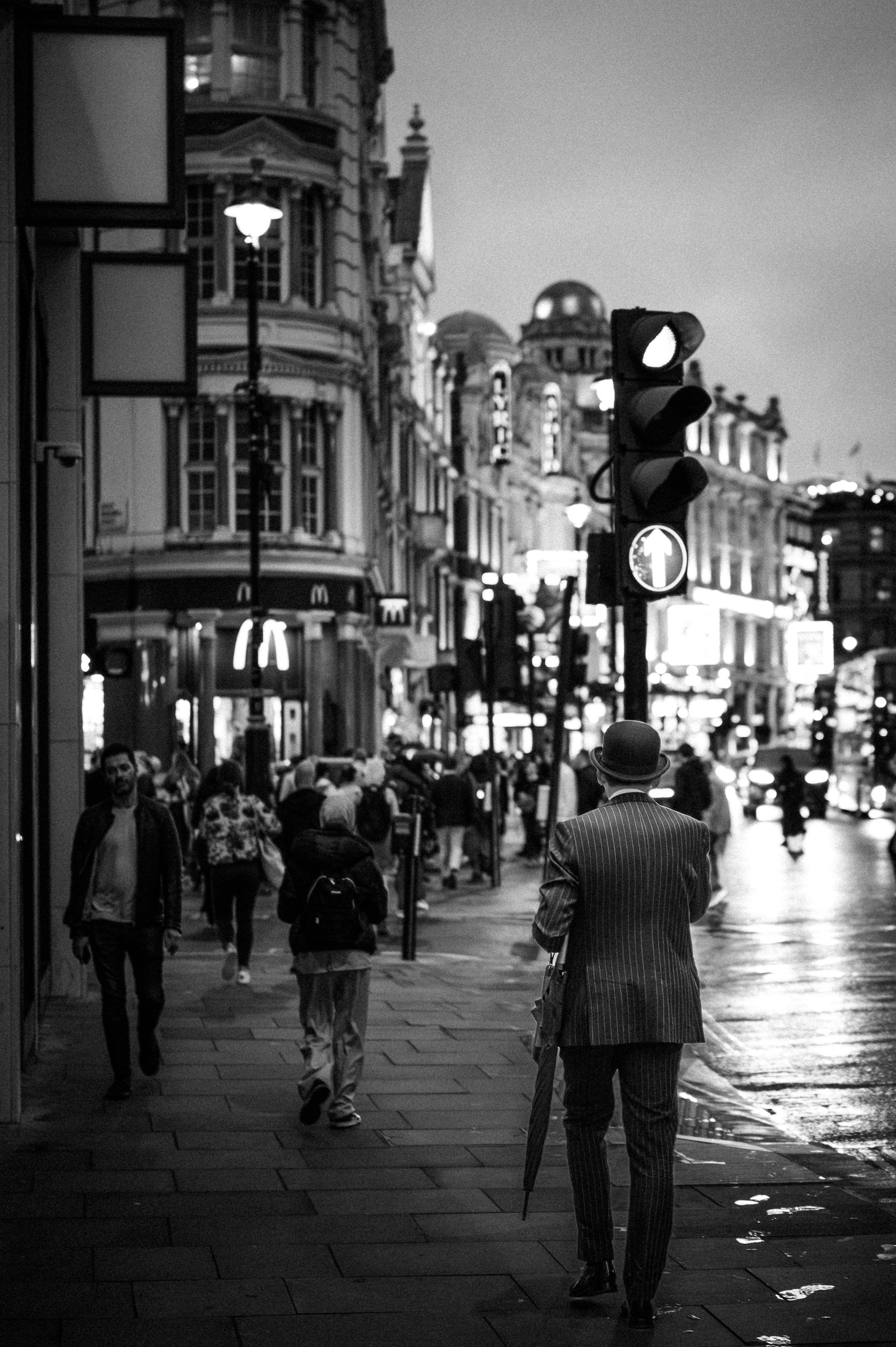 london_gentleman_bowler_hat_street.jpg